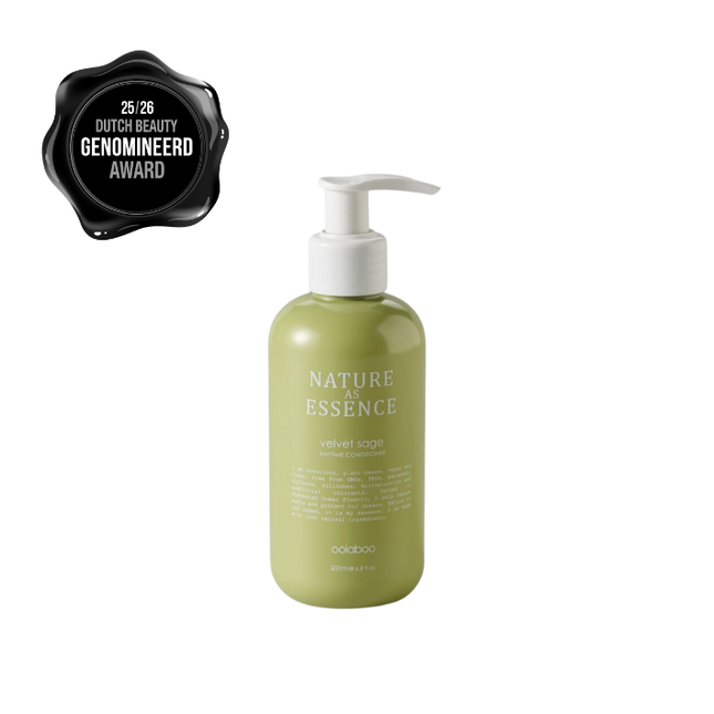 Een conditioner in een olijfgroene fles met een witte pomp, genomineerd voor de Dutch Beauty Awards.