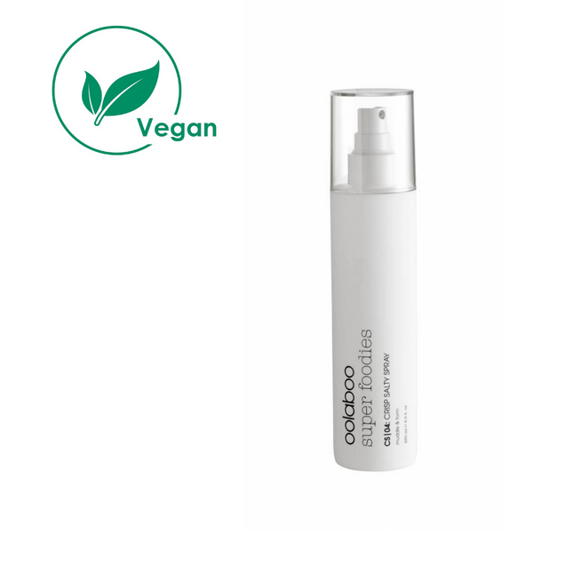 Een Oolaboo super foodies textuurspray met zeezoutkristallen, voor een matte finish en medium hold, vegan.