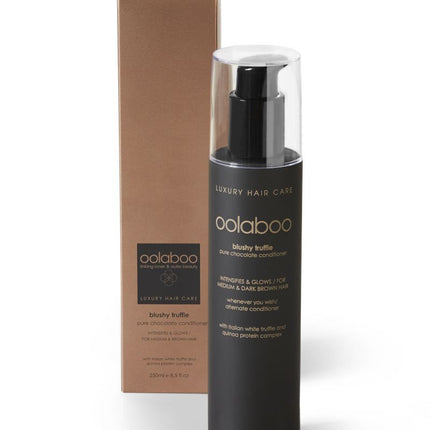 Een voedende Oolaboo kleurconditioner op basis van pure, bruine kleurpigmenten voor lichtbruin tot donkerbruin haar. 