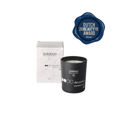 Dutch Beauty Award winner 2019, kaars met de geur sandelwood in een zwarte ronde pot.