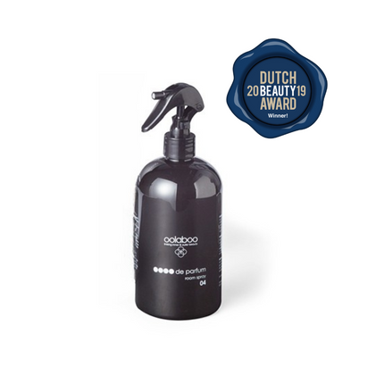 Dutch Beauty Award winner 2019, roomspray in een zwarte ronde fles met de geur sandelwood.