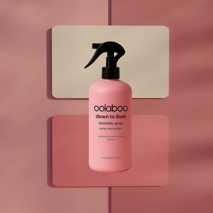 Sfeerbeeld van de Dawn to Dusk aromatic spray met een roze achtergrond in vlakken verdeeld.