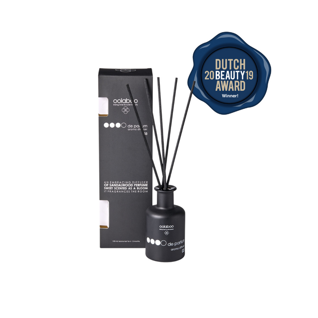 Winnaar Dutch Beauty Awards 2019, geurstokjes, zwart rond potje met zwarte stokjes.