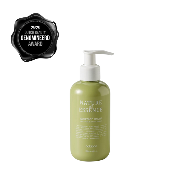 Primer voor het haar in een olijfgroene fles met pomp, genomineerd voor de Dutch Beauty Awards.