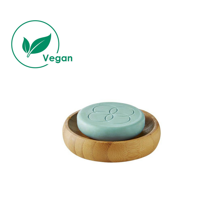 Oolaboo super foodies gezichtsreiniger in vast vorm, vegan, op bamboo schotel.