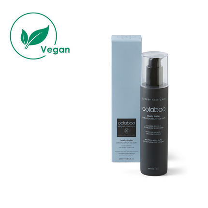 Een Oolaboo zilvershampoo op basis van violetblauwe kleurpigmenten voor het verzorgen van lichtblond en grijswit haar, vegan.